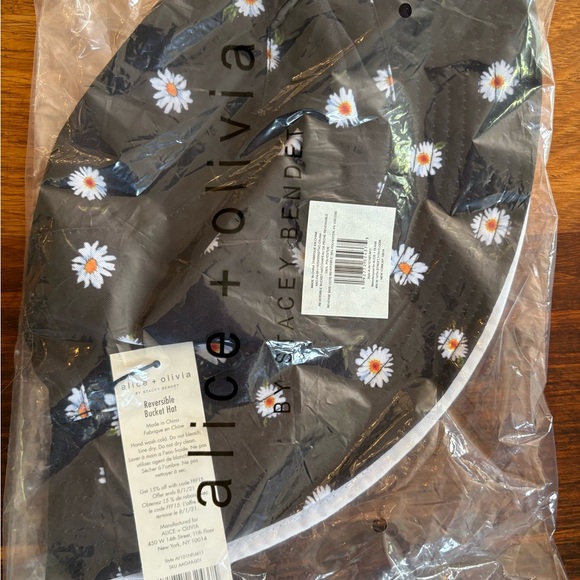 Alice + Olivia Black and White Daisy Bucket Hat - Picture 3 of 4